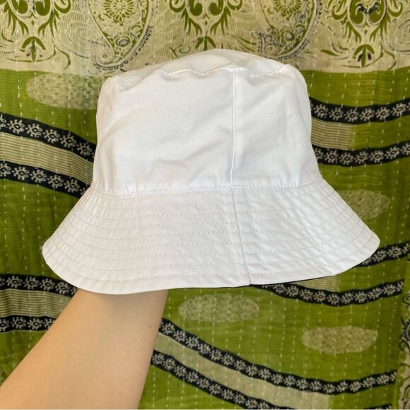 Alice + Olivia Daisy Print & Solid White Reversible Bucket Hat - Picture 7 of 12